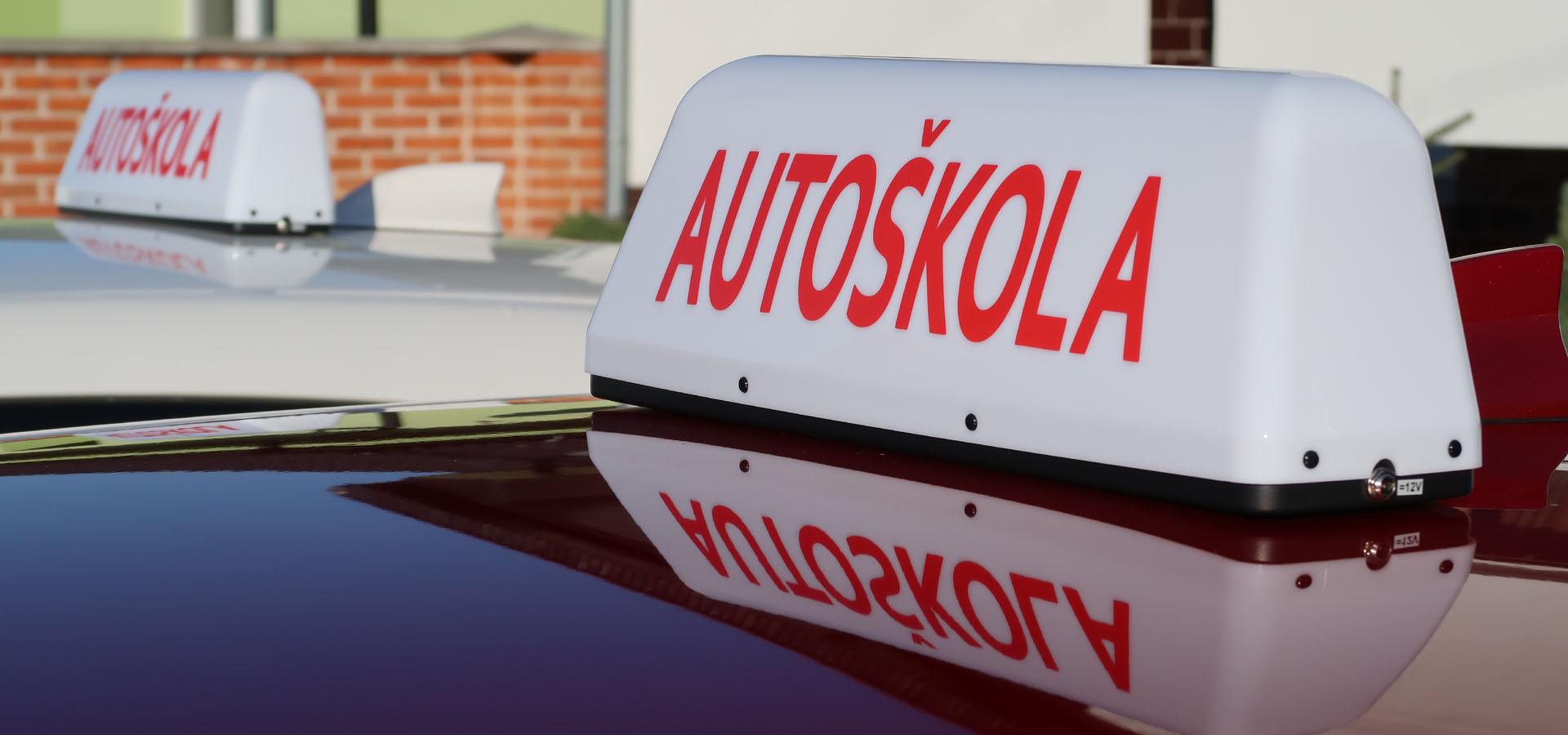 Transparent s LED osvetlením s nápisom AUTOŠKOLA